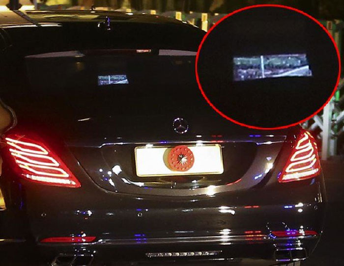 أردوغان يتابع مباراة بلاده لكرة القدم في سيارته