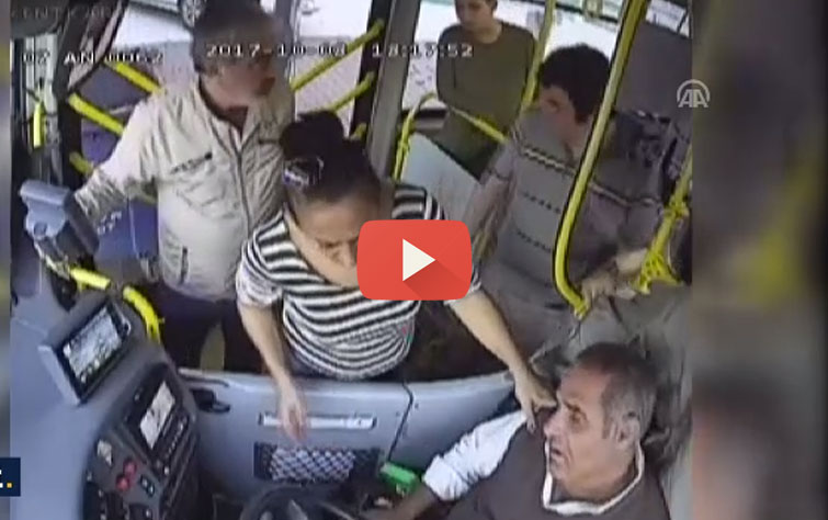 بالفيديو: سائق حافلة تركية في أضنة يتعرض فجأة لآلم شديد والركاب يواسونه وهذا ما تبين معه !!