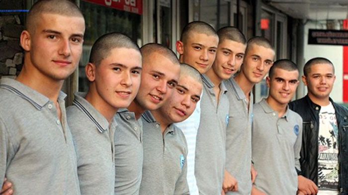 بالصور: طلاب أتراك يحلقون شعرهم لهذا السبب !!