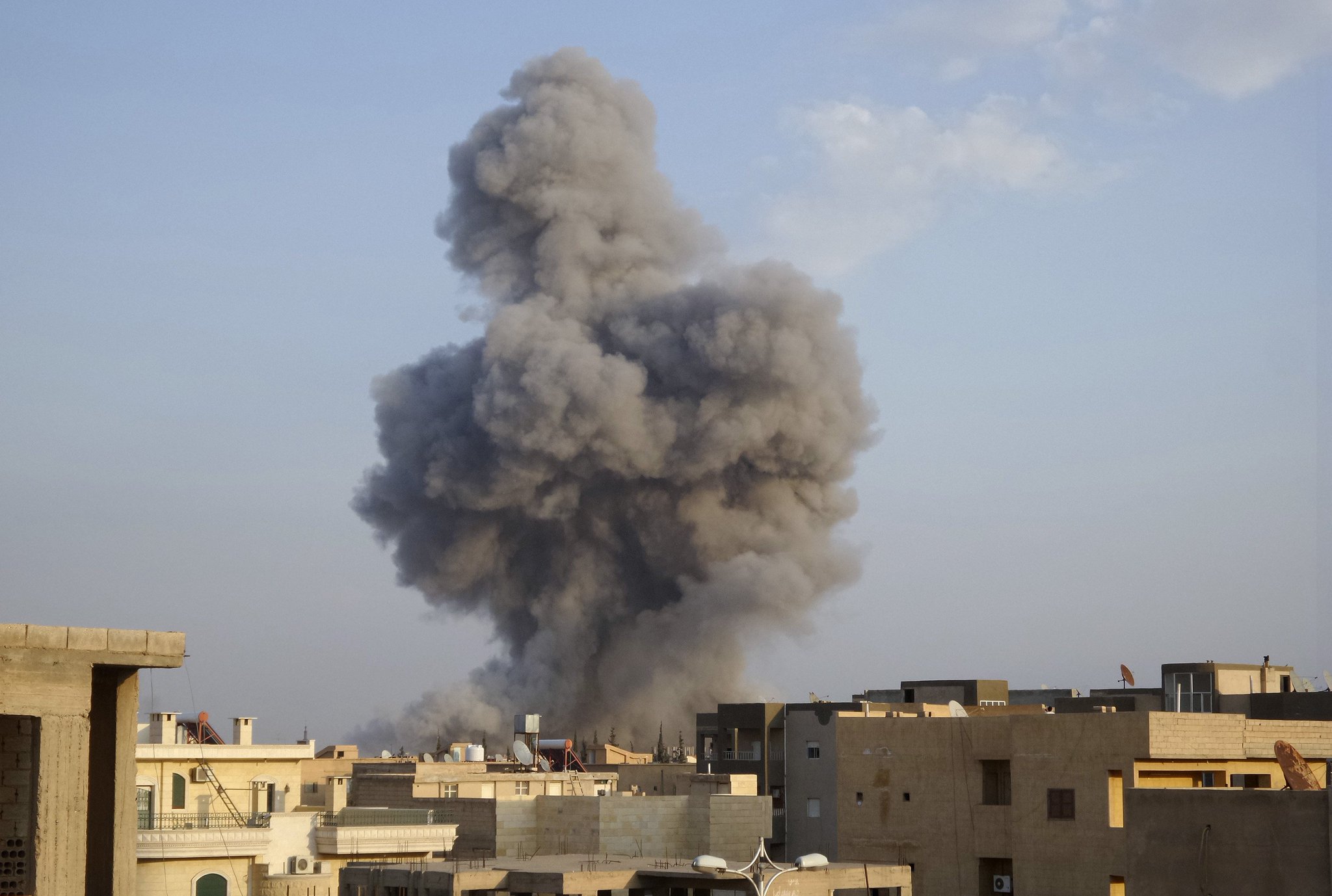 انفجارات ضخمة تهزّ موقعًا عسكريًّا للنظام بمنطقة القطيفة في ريف دمشق