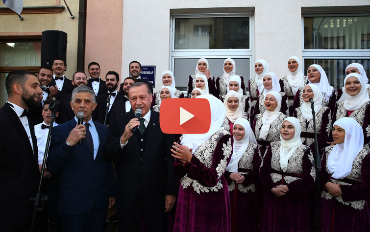 مقطع فيديو لأردوغان وهو ينشد مع شباب البوشناق يُشعل مواقع التواصل الاجتماعي