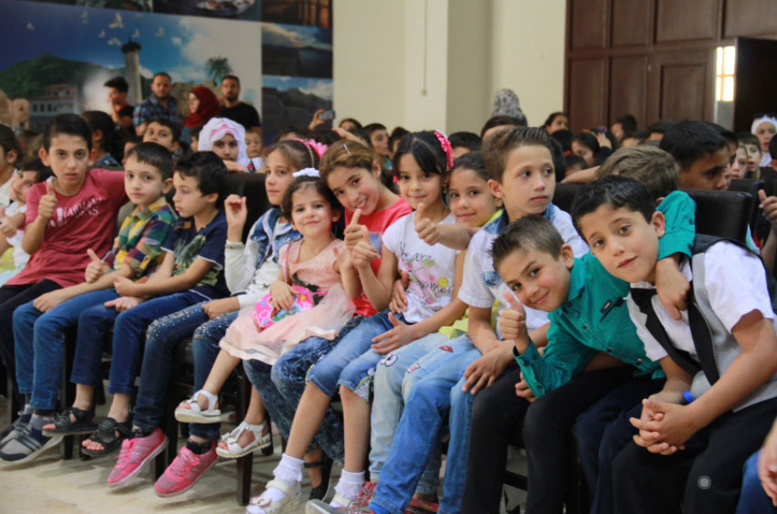 جمعية تركية توزّع 400 حقيبة مدرسية على أطفال لاجئين سوريين في أنطاكيا