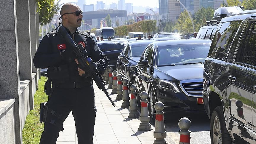 الحرس الشخصي للرئيس أردوغان يستبدلون أسلحتهم بأخرى تركية الصنع (فيديو)