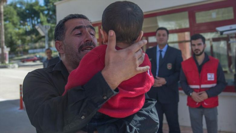 بعد ان فرق بينهما كيماوي الأسد .. الهلال الأحمر التركي يجمع بين طفل سوري وأهله