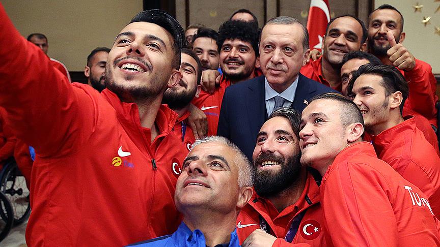 بالصور: أردوغان يستقبل فريق بلاده لكرة القدم لذوي الاحتياجات الخاصة