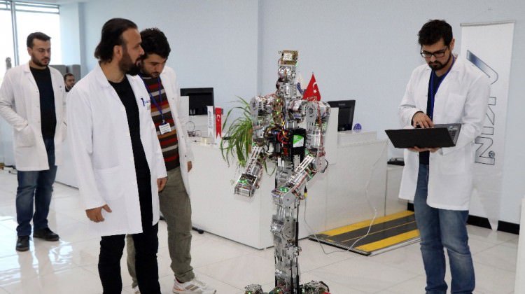 شركة تكنولوجية تركية تصنع روبوتًا شبيهًا بالإنسان والنساء من أكثر الطالبين له