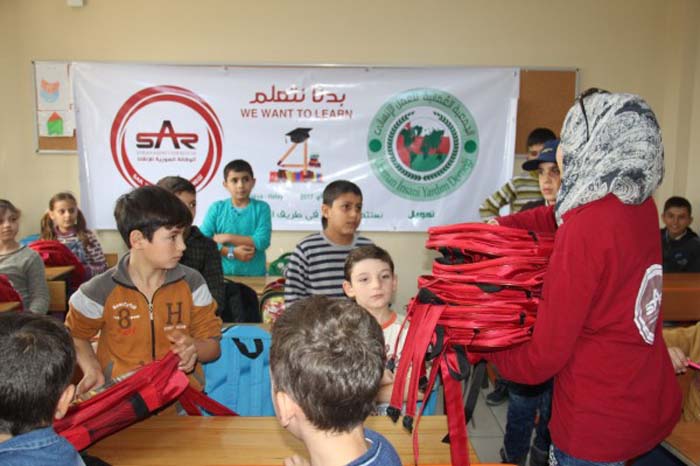 توزيع حقائب مدرسية على الطلاب السوريين في مدينة أنطاكيا التركية
