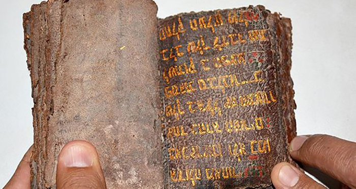 السلطات التركية تتمكن من مصادرة مخطوطة نادرة للتوراة تعود إلى 700 عام