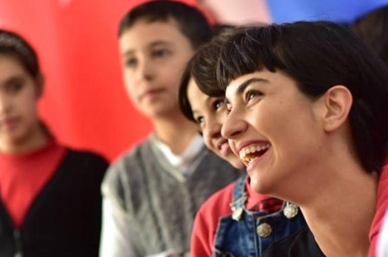 الفنانة التركية “لميس” تزور الأطفال السوريين في مخيمات كيليس