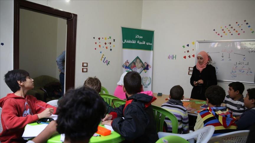 هيئة الإغاثة التركية (İHH) تفتتح دورة لتعليم القراءة والكتابة في إدلب السورية
