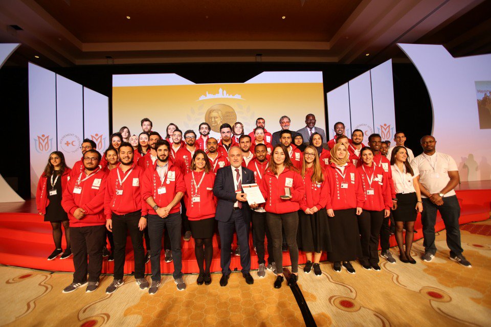 متطوعوا الهلال الأحمر التركي يفوزون بجائزة دولية تقديرا لدعمهم السوريين