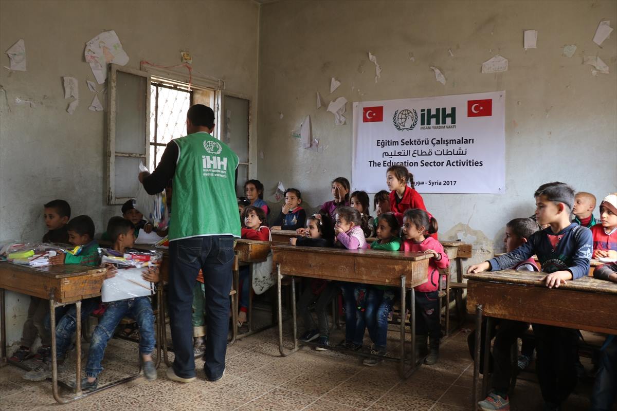 مساعدات تركية تصل إلى 3 آلاف تلميذ في 37 مدرسة بريف إدلب