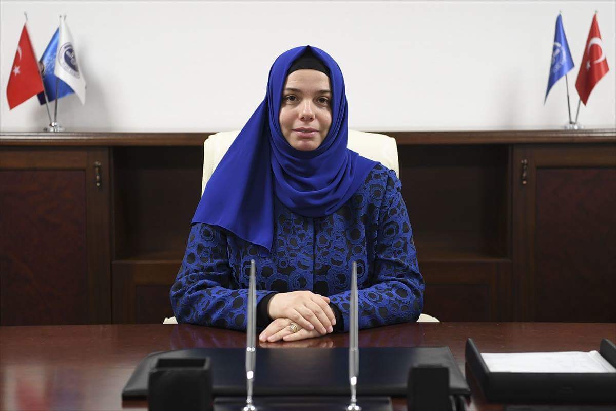 أول امرأة تتسلم منصب نائب رئيس الشؤون الدينية في تركيا تبدأ مهامها رسمياً