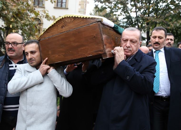 ‏شاهد بالصور | الرئيس أردوغان يشارك بجنازة زميل دراسته