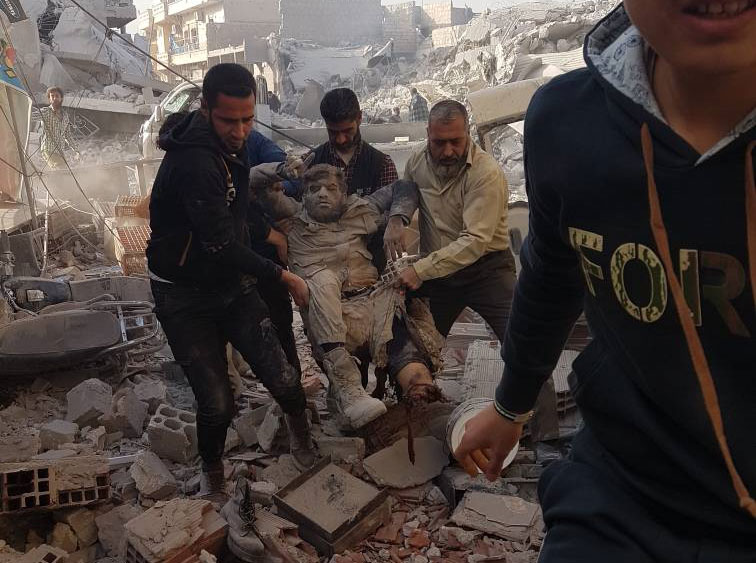 طائرات روسية ترتكب مجزرة مروّعة في سوق مدينة الأتارب بريف حلب الغربي راح ضحيتها العشرات