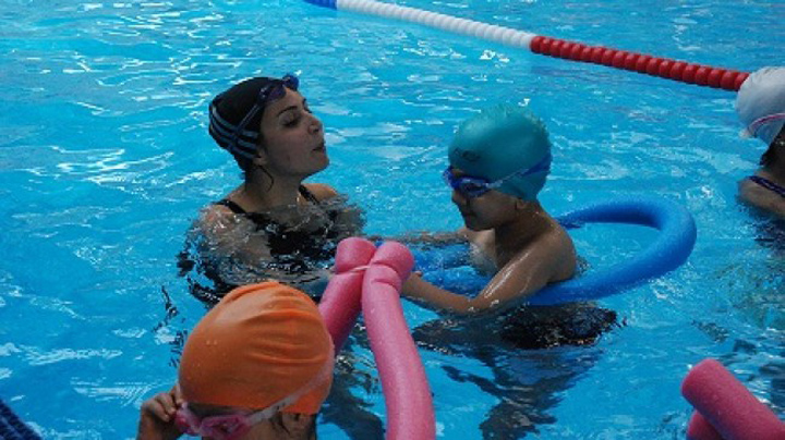 بلدية تركية تنظم دورة لتعليم الأطفال السوريين السباحة (فيديو)