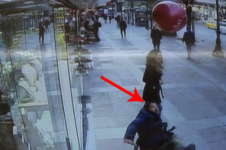 لقطة واحدة في الفيديو المضحك لشاب وهو يركل بالون كانت كفيلة لعودة الإبن المفقود لأهله
