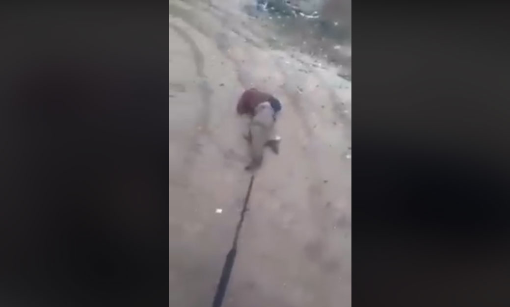 مقطع فيديو لتعذيب شاب سوري وسحله في ريف حلب الشمالي يثير غضب السوريين