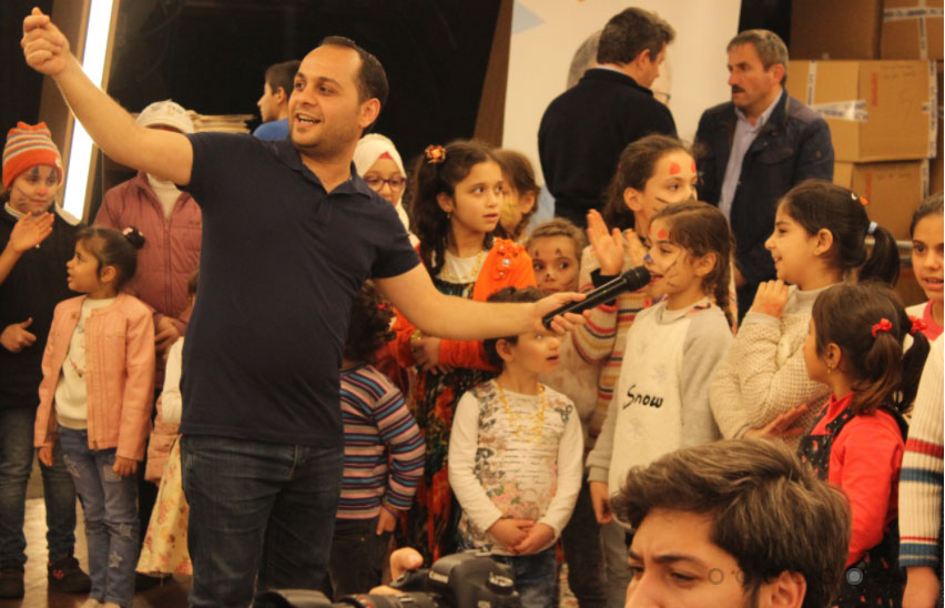 منظمات خيرية تنظم رحلة بحرية ترفيهية للأطفال السوريين الأيتام