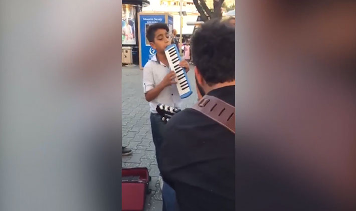 شاهد: طفل تركي يبهر المارة بموهبته في العزف والتي تضاهي الفنانين الكبار