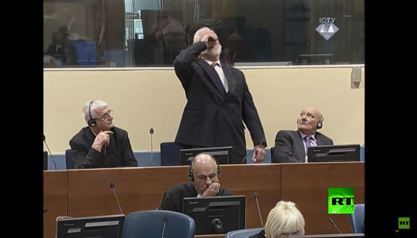 شاهد لحظة تجرع قائد عسكري بوسني سابق للسم أثناء الحكم عليه في محكمة دولية