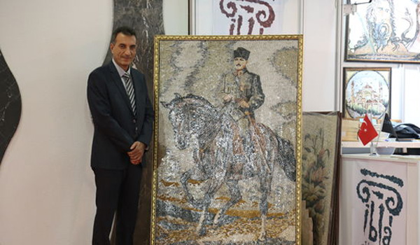 فنان سوري يصدر لوحاته الفسيفسائية من تركيا