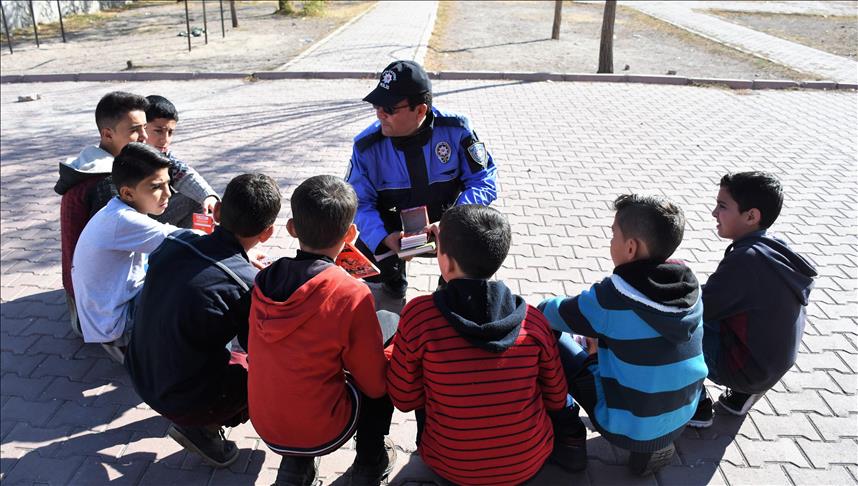 شرطي تركي يبحث عن السعادة في عيون أطفال سوريين