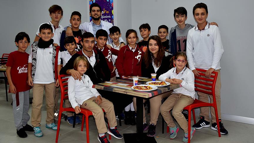 بالصور وفي حادثة نادرة جداً.. 7 توائم في مدرسة تركية واحدة !!