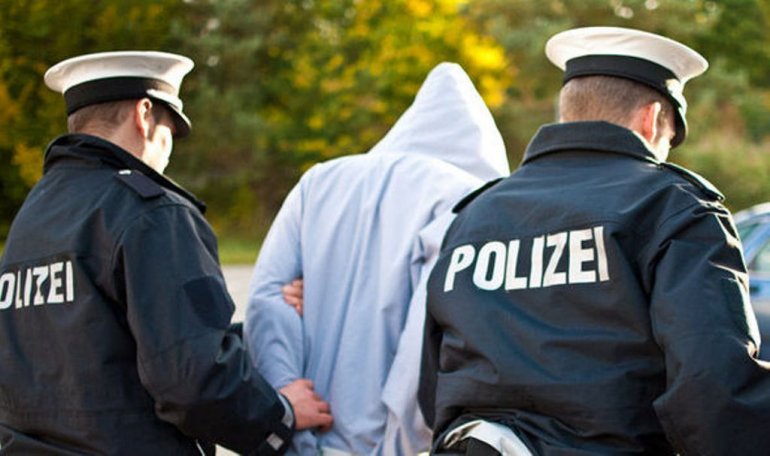 ألمانيا: اتهام سوري بتهريب البشر لنقله والدته و شقيقه بجوازات سفر مزورة