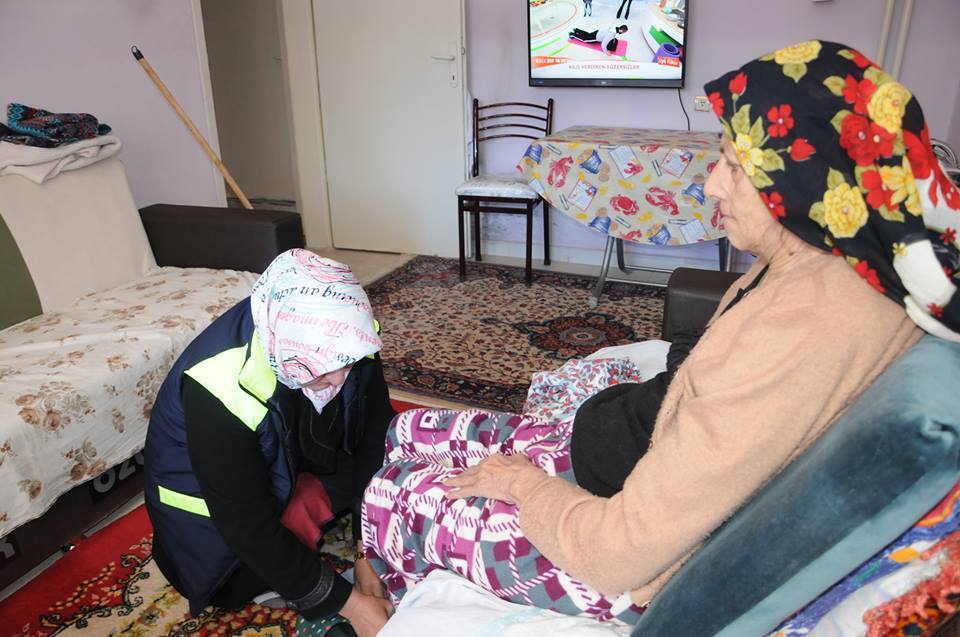 بالصور: بلدية تركية تقدم خدمات الرعاية الصحية والتنظيف للمسنين مجاناً في بيوتهم