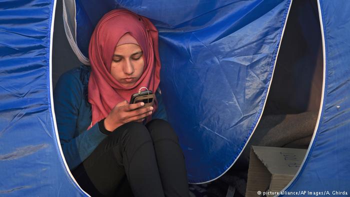 ألمانيا تقرأ وتخزن بيانات هواتف تخص آلاف اللاجئين .. فهل هل حماية للأمن القومي أم إنتهاك لخصوصيات الناس ؟