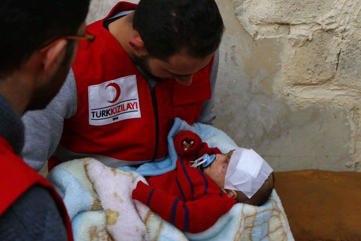 شاهد بالصور: الهلال الأحمر التركي يتمكن أخيراً من الوصول للرضيع السوري “كريم” في الغوطة الشرقية