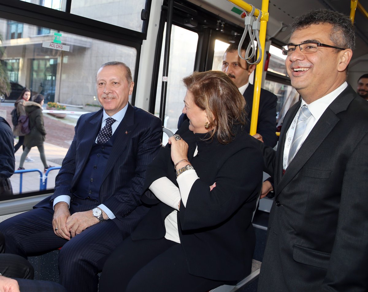شاهد: الرئيس أردوغان يستقل حافلة كهربائية من صناعة تركية