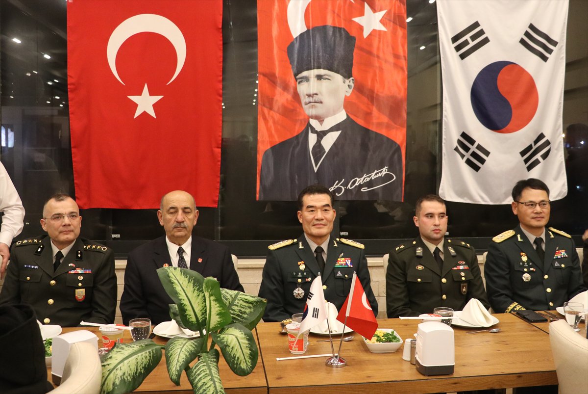 مسؤول عسكري كوري جنوبي يلتقي محاربين قدامى من الأتراك قاتلوا في الحرب الكورية عام 1950
