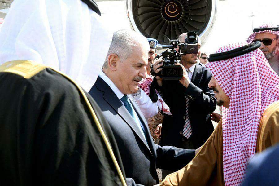 العاهل السعودي يلتقي رئيس الوزراء التركي في أول أيام زيارته الرسمية للسعودية