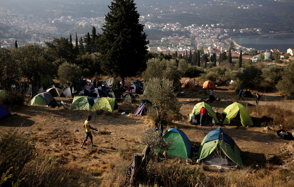 مهاجرون ضد مهاجرين.. اليونان تستخدم عرباً وباكستانيين لصد طالبي اللجوء وضـ.ـربهم