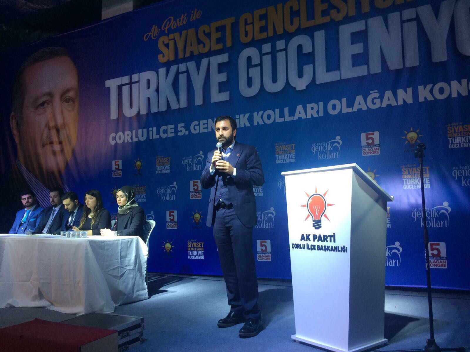 رابطة الشباب التركية تعقد مؤتمراً في مدينة تَكيرداغ استعداداً لانتخابات الحزب