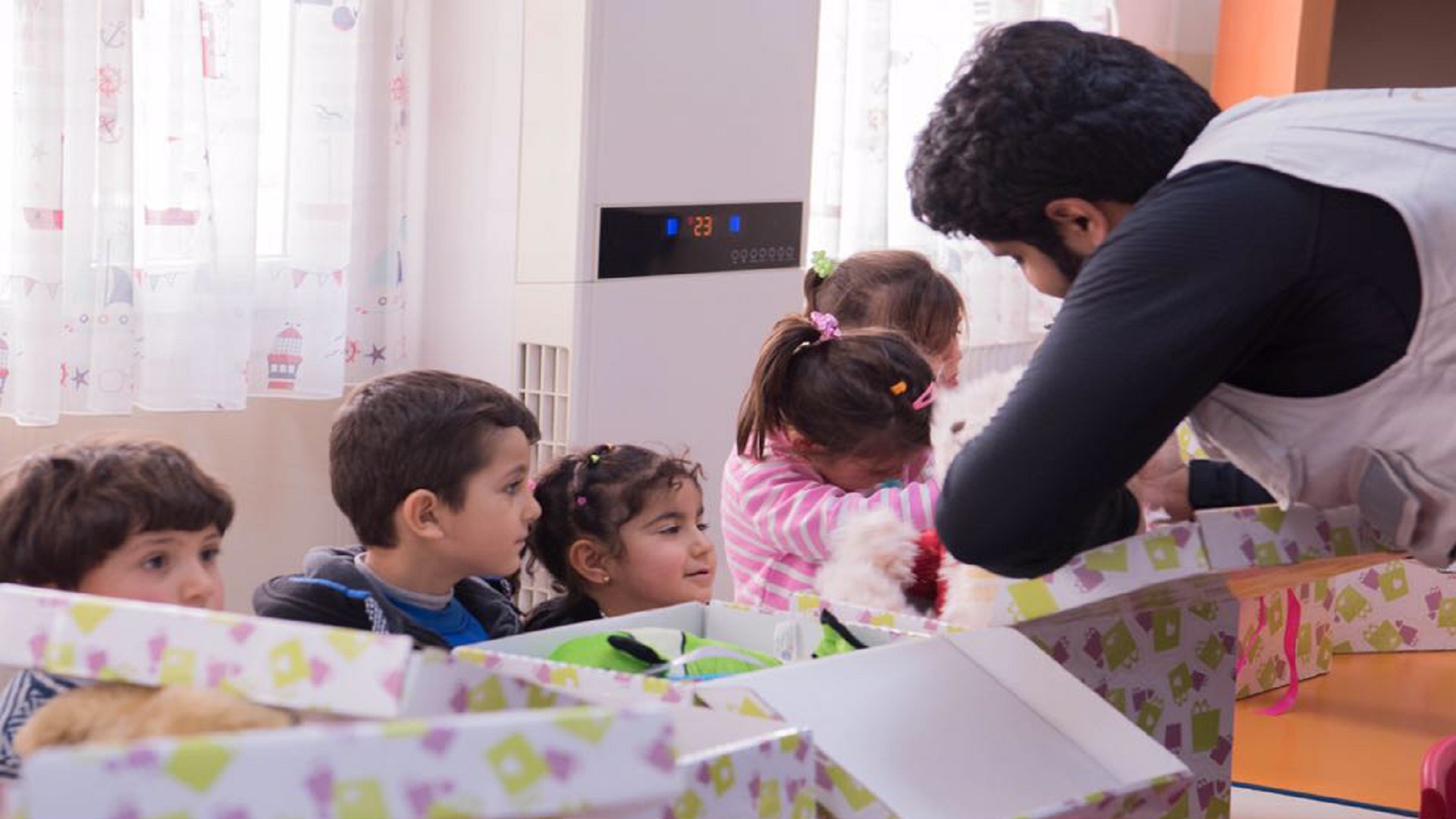 أطفال قطر يرسلون “1650” هدية للأيتام السوريين في مخيمات تركيا