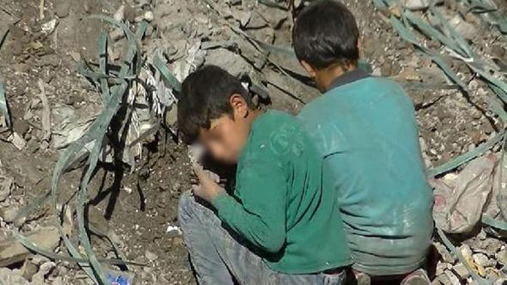 مقطع فيديو التقط سراً لطفلين سوريين يجمعان المسامير لإعالة عائلتيهما تشعل الإعلام والشعب التركي غضباً