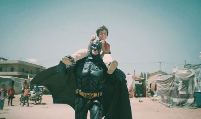شاهد: إعلان باتمان للاجئين السوريين يفوز بجائزة أفضل إعلان جمع تبرعات لعام 2017