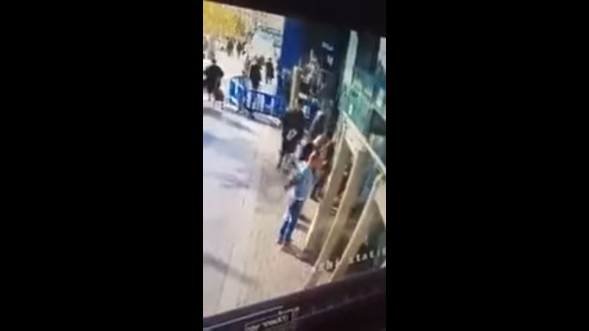 شاهد.. شاب فلسطيني يطعن حارس أمن إسرائيلي (فيديو + صورة الشاب)