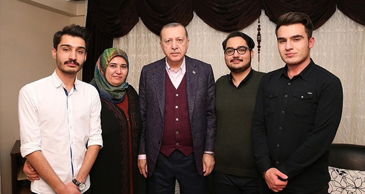 أردوغان يستعيد ذكريات مؤثرة خلال لقاءه مع ثلاثة توائم يحملون اسمه في سيواس