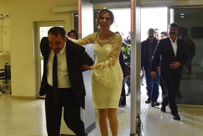 موجة من ردود الفعل على خلفية قيام عروس بتكبيل عريسها في #تركيا واقتياده إلى حفل الزفاف (فيديو)