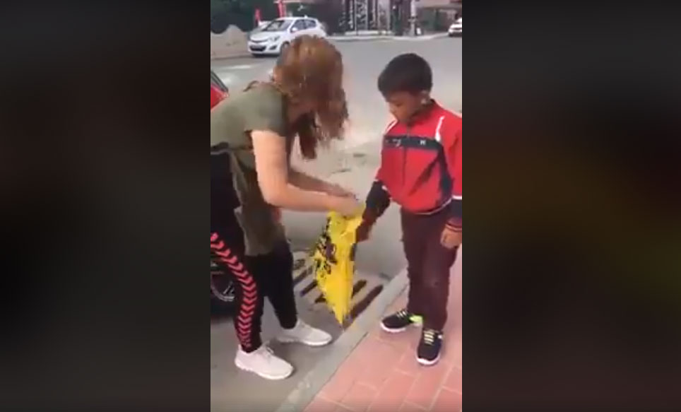 شاهد: ردود فعل متفاوتة على مقطع فيديو لسيدة تركية أهدت طفل سوري حذاء بعد أن وجدته يتجول حافياً