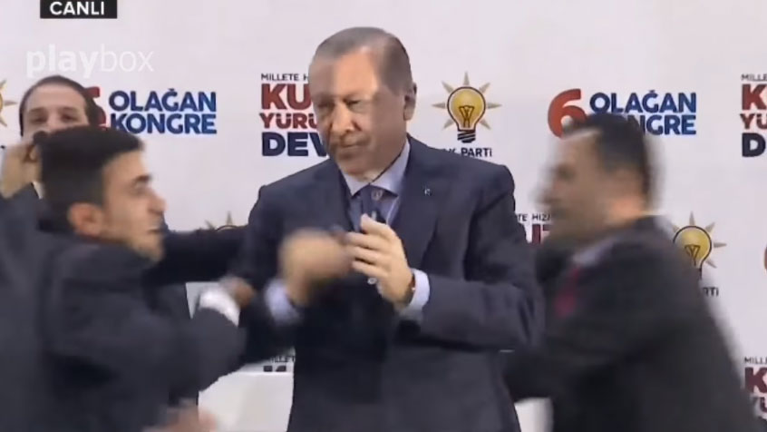 شاهد إنتشار فيديو لشاب تركي تجاوز الحرس الشخصي ويهجم على الرئيس أردوغان .. وهذا ما فعله