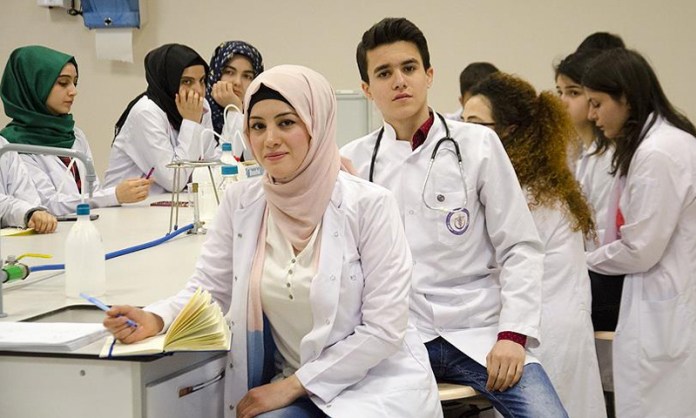 أطباء سوريون يبدأون العمل في مشافي تركيا الحكومية