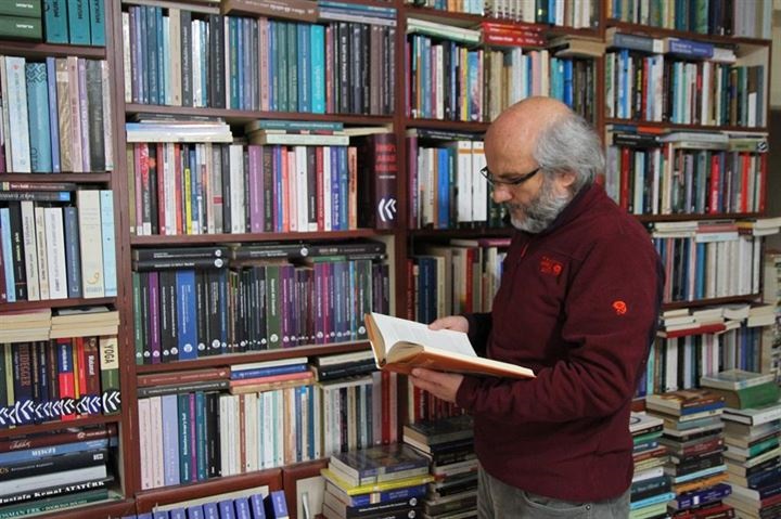 معلم تركي متقاعد يعيش بين 30 ألف كتاب في بيته