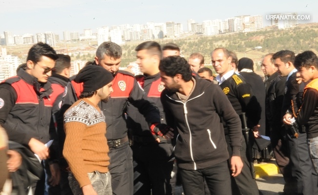 sanliurfa da izinsiz il disina cikmaya calisan 4 suriyeli ye gozalti h74672 b6e3e - تركيا