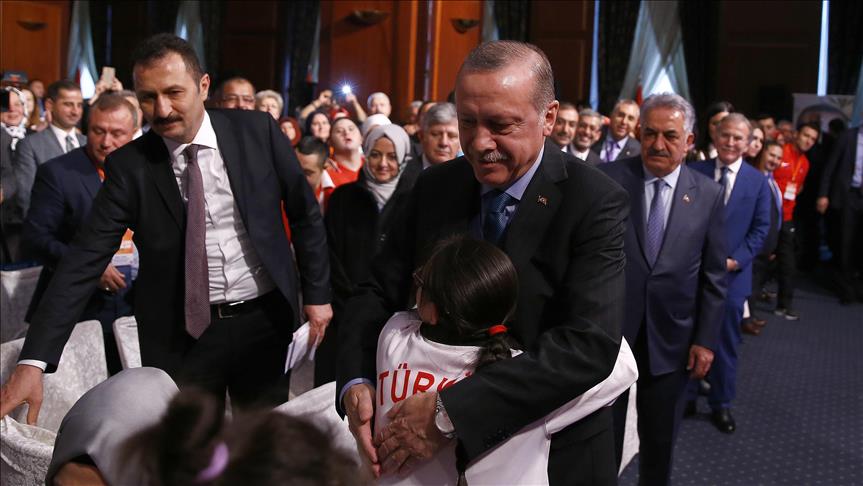 أردوغان يوزع جوائز على المتفوقين من ذوي الاحتياجات الخاصة