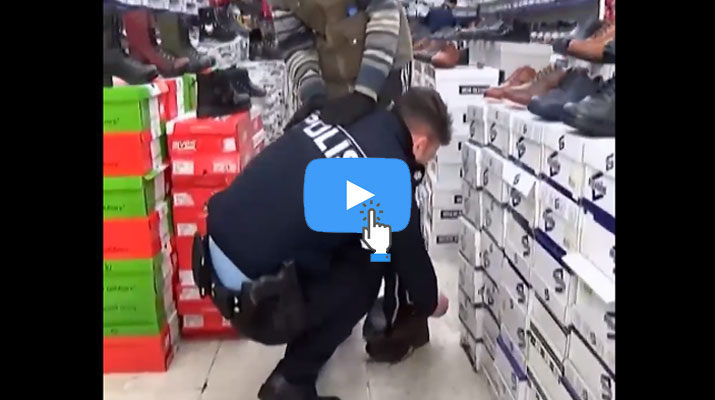 شاهد بالفيديو: ماذا فعل هذا الشرطي تركي مع “شاب معاق” ذهنيًا